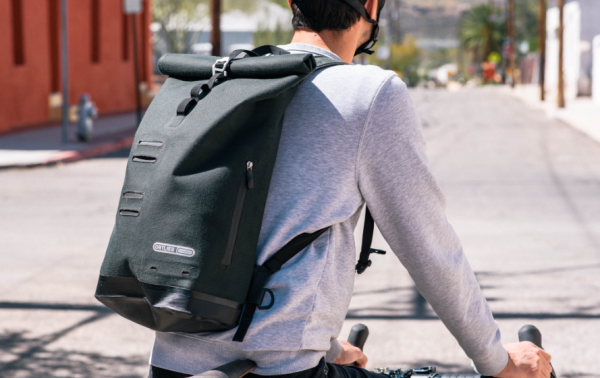 Tas punggung dengan gaya urban dan detail logam yang menarik